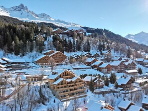 A snow-covered mountain resort with log cabins and a ski slope. - Luxury apartment, 3 bedrooms, terrace, concierge, central Méribel (Méribel)