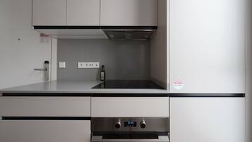 Una cucina moderna con forno integrato e cappa aspirante in acciaio inossidabile.