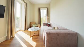 Huoneisto, 3 makuuhuonetta, parveke | Oleskelualue | 45–tuumainen taulutelevisio, jossa kaapelikanavat