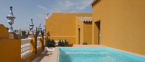 حمّام سباحة خارجي