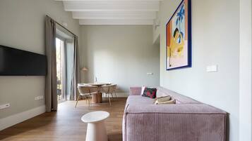 Huoneisto, 2 makuuhuonetta, parveke | Oleskelualue | 45–tuumainen taulutelevisio, jossa kaapelikanavat