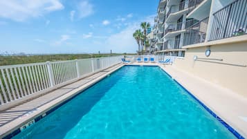 Een binnenzwembad en een verwarmd zwembad