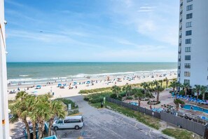 بالقرب من الشاطئ