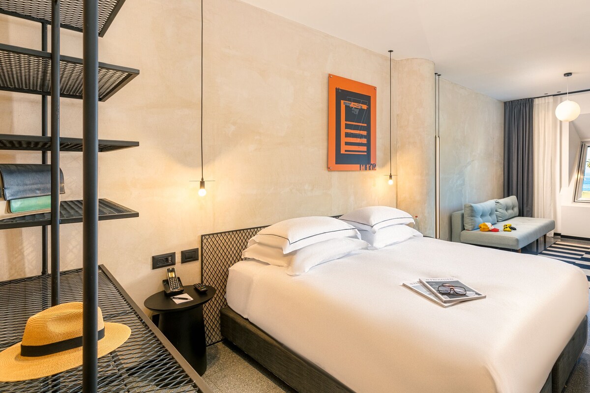 Family Room | Minibar, in-room safe, desk, laptop workspace