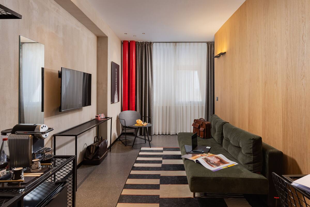Executive Suite | Wohnbereich | 32-Zoll-LCD-Fernseher mit Kabelempfang, Fernseher