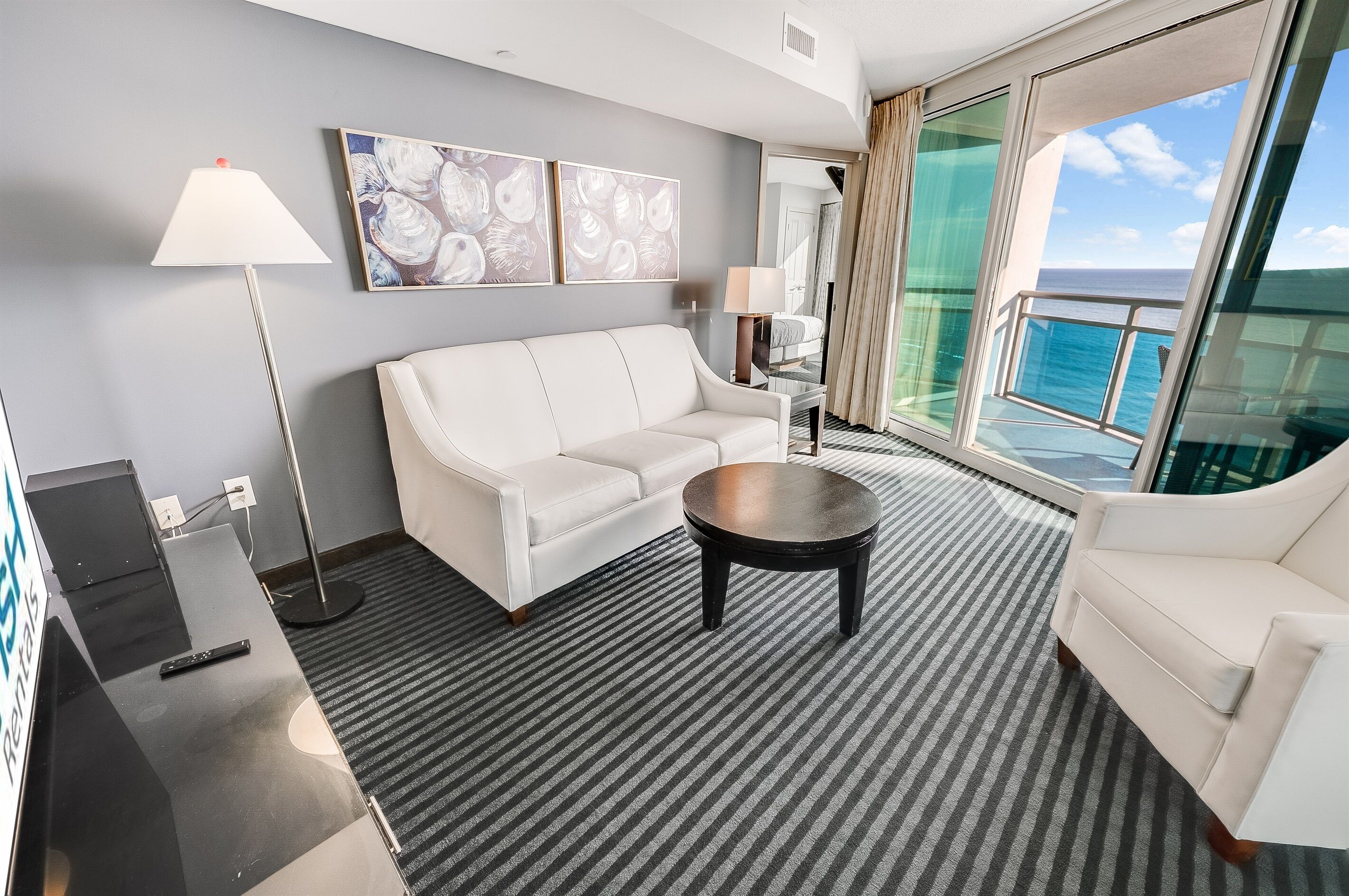 Living Room with Stunning Views🌊☀️