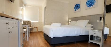 Habitación estándar, 1 cama Queen size, para no fumadores (Queen 9) | Cortinas blackout, tabla de planchar con plancha y cuna de viaje