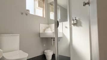 Family Queen Room 8 | Bathroom