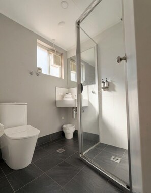 Family Queen Room 8 | Bathroom | Shower, hair dryer, towels, soap - Bay House Motel (Bateau Bay)