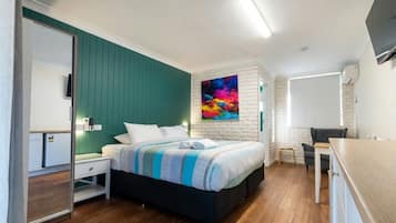 Habitación estándar, 1 cama de matrimonio grande, no fumadores (Queen 5) | Cortinas opacas, tabla de planchar con plancha, cuna de viaje