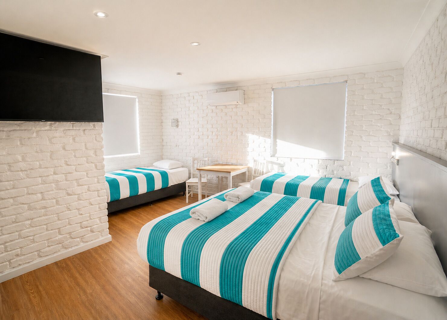 Familierom (Queen 8) | Blendingsgardiner, strykejern/-brett og reiseseng for barn