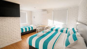 Familierom (Queen 8) | Blendingsgardiner, strykejern/-brett og reiseseng for barn