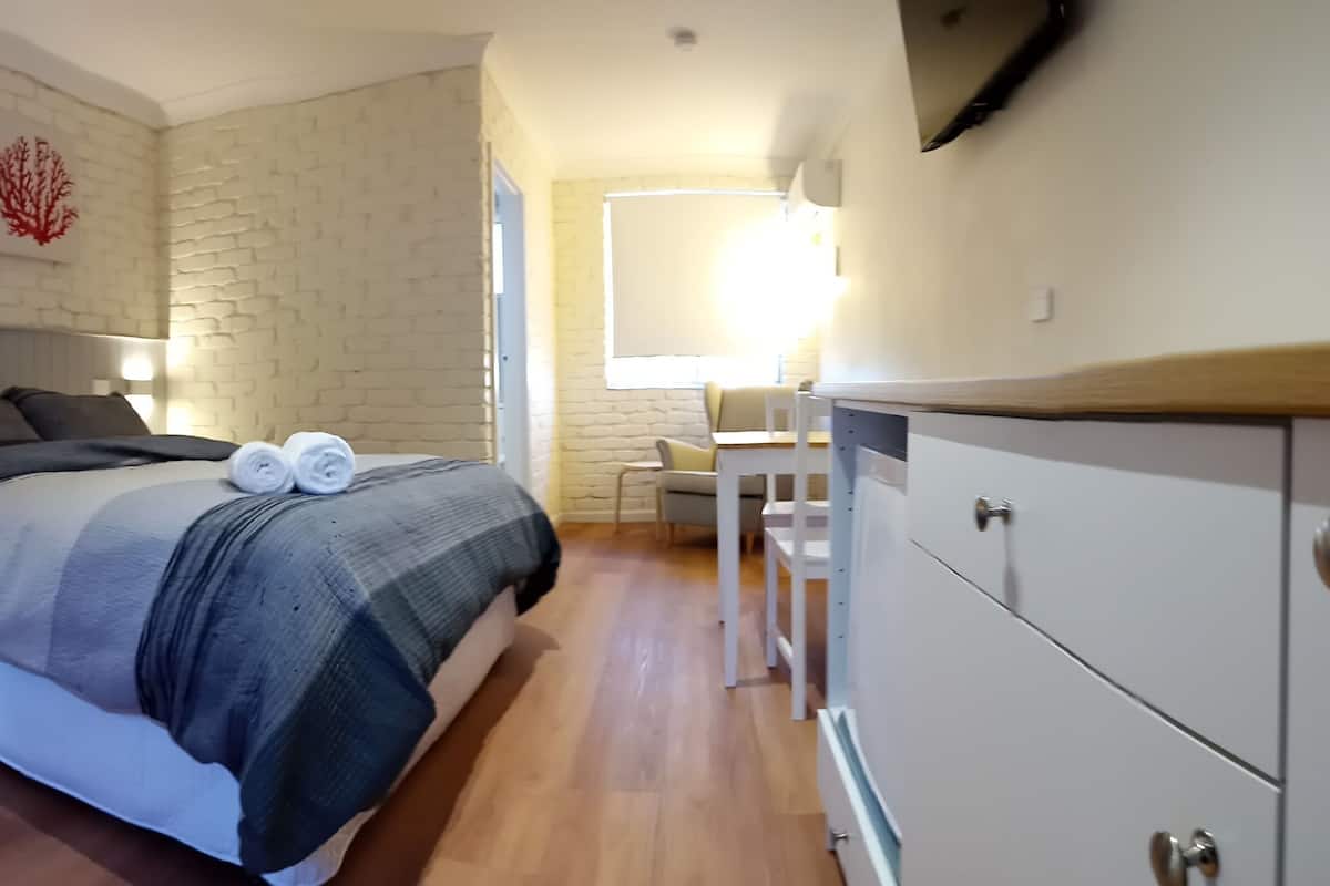 Standaard kamer (Queen 10) | Verduisterende gordijnen, een strijkplank/strijkijzer, gratis wifi