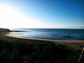 Playa en los alrededores y playa de arena blanca 