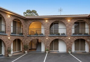 Blackout drapes, iron/ironing board, travel crib, free WiFi - Bay House Motel (Bateau Bay)