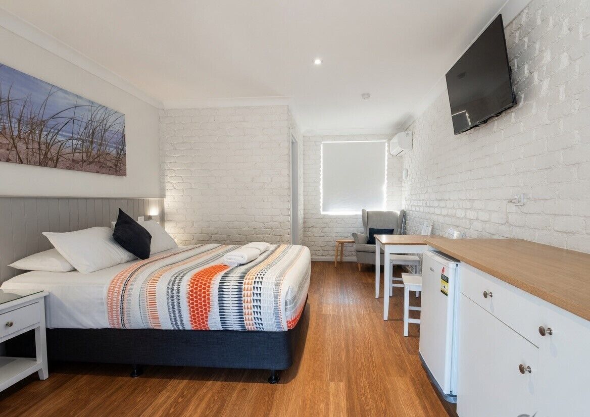 Standard Queen Room 6 | Blackout drapes, iron/ironing board, travel crib, free WiFi