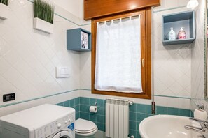 Chuveiro, secador de cabelo, bidê, toalhas de banho