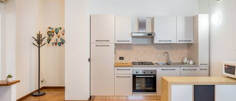 Frigorifero, forno, piano cottura, lavastoviglie