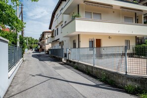 Exterior - GuestHost - Apartment located on the ground floor of a building without a lift with independent entrance.In 55 sqm it accommodates 5 people, with a large paved space in front of the house, a double bedroom and a single bedroom.In 10 minutes on foot you c (PADOVA)