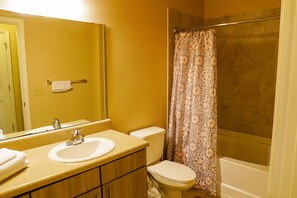 Ensemble douche/baignoire, serviettes fournies, savon, papier toilette