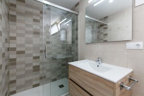 Een douche, handdoeken