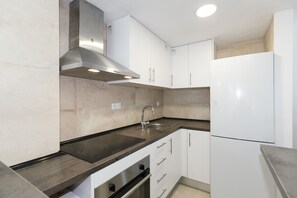 Een koelkast, een microgolfoven, een oven