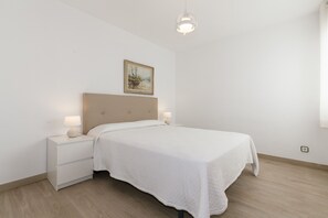 1 slaapkamer, een strijkplank/strijkijzer, gratis wifi, beddengoed