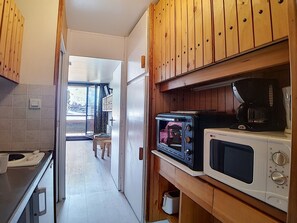 冷蔵庫、電子レンジ、食器洗い機、コーヒー / ティーメーカー