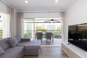 TV - Refurbished Apartment in the cliffs area - UHC ONDINA (Salou)