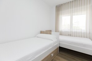 2 عدّة غرف نوم ومكواة/لوح كي وواي فاي مجانًا وملاءات أسرّة