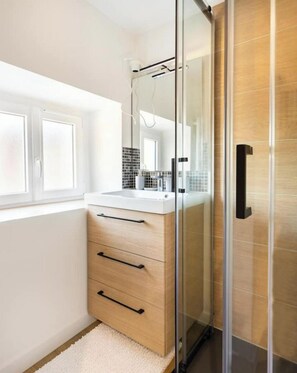Shower - T2 welcome: WIFI/PARKING/ 5' from city center (Angoulême)