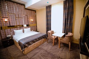 Standaard kamer, 1 twee- of 2 eenpersoonsbedden | Een minibar, een kluis op de kamer, verduisterende gordijnen