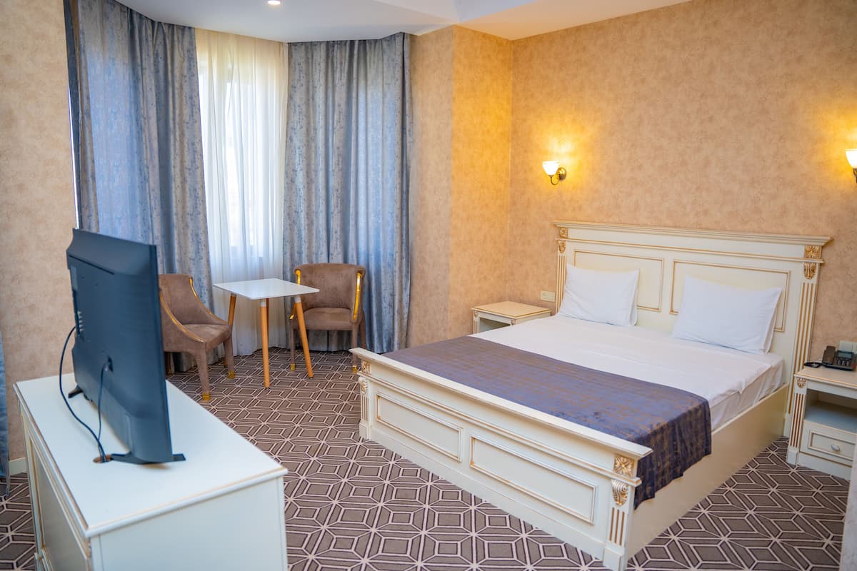 Superior Double Room | Minibar, in-room safe, blackout drapes, soundproofing
