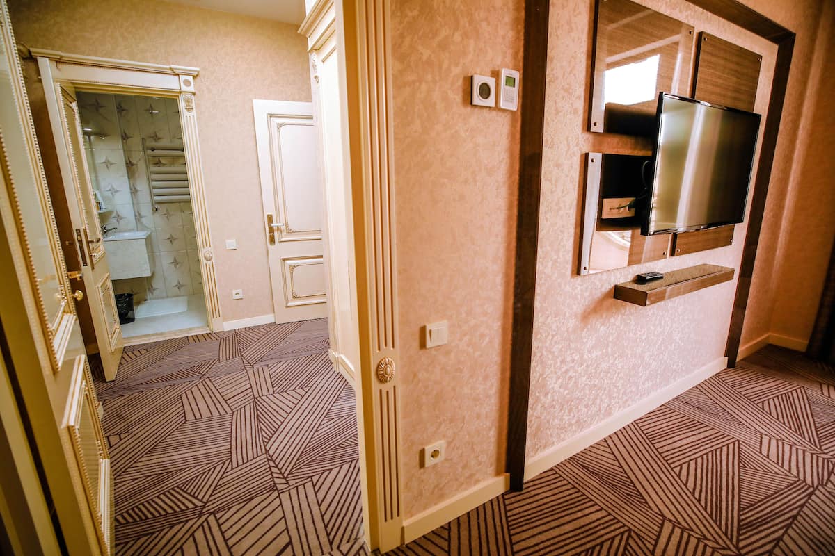 Family Quadruple Room | Minibar, in-room safe, blackout drapes, soundproofing