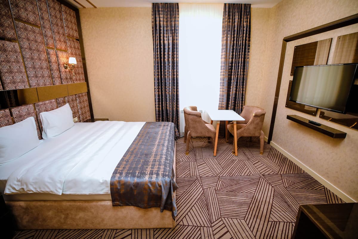 Standard Double or Twin Room | Minibar, in-room safe, blackout drapes, soundproofing