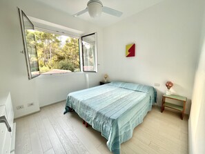 1 dormitorio, escritorio, tabla de planchar con plancha y cuna de viaje