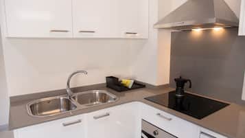 Kylskåp, mikrovågsugn, ugn och spishäll