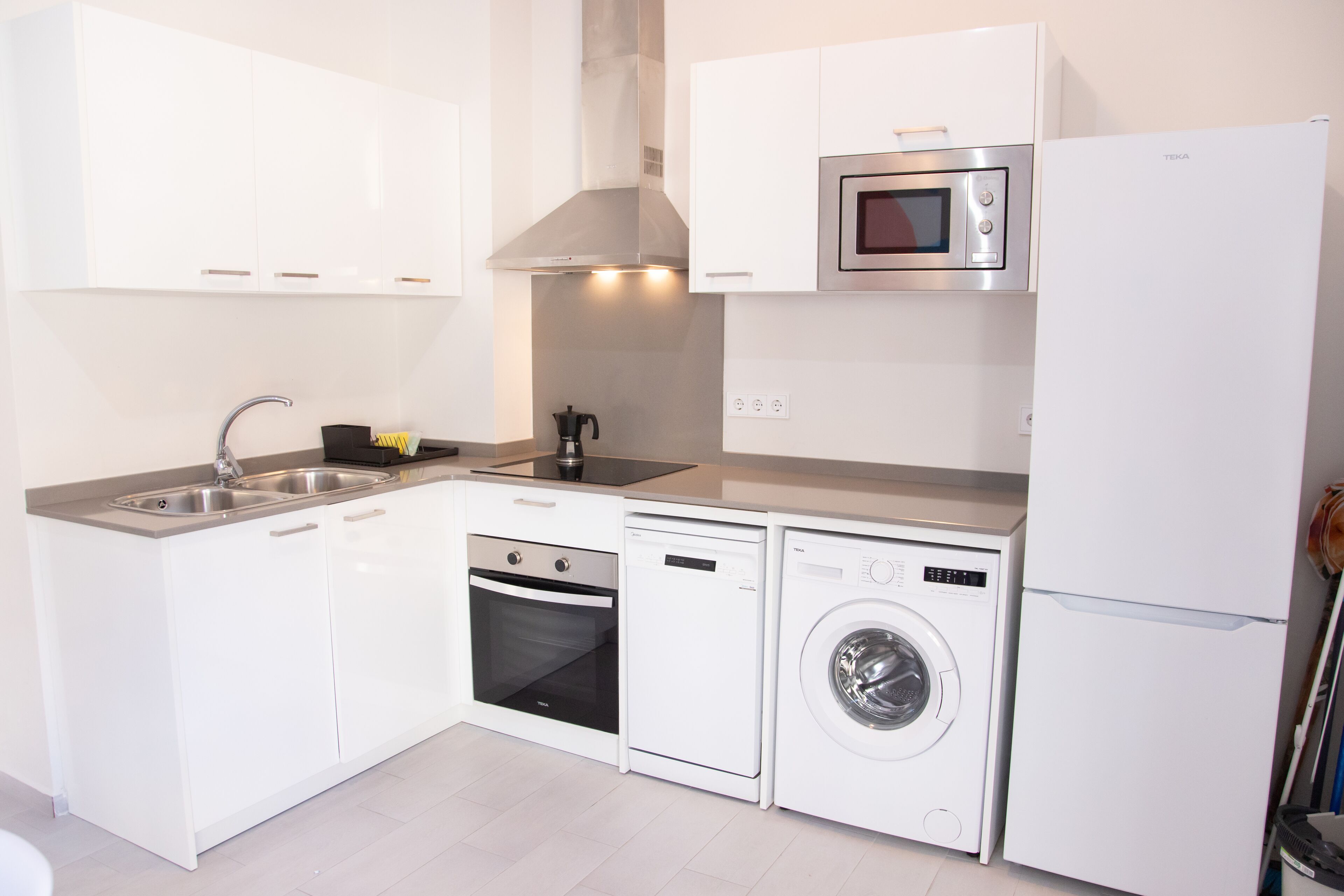 Kjøleskap, mikrobølgeovn, ovn og kokeplater