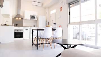 Kylskåp, mikrovågsugn, ugn och spishäll