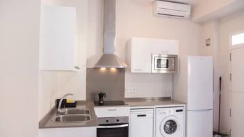 Kylskåp, mikrovågsugn, ugn och spishäll