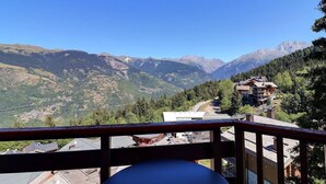 A mountain view with a wooden balcony railing. - Comfortable 2-Room with Balcony, Pets Allowed, Ski-in/Ski-out (La Tania)