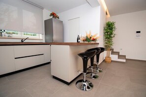 Fridge, microwave, oven, stovetop - MODERN VILLA WITH PRIVATE POOL NEAR MEDULIN WITH SEA VIEW (Medulin)