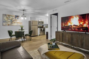 Smart TV - Gorgeously renovated 1 bedroom apartment walking distance to Midtown (Tampa)