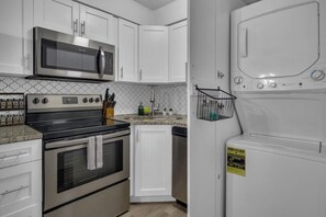 Fridge, microwave, oven, stovetop - Gorgeously renovated 1 bedroom apartment walking distance to Midtown (Tampa)