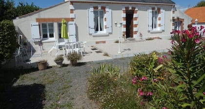 Vendée House with Garden - Pets Allowed