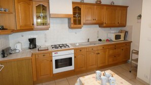 Coffee/tea maker, fridge, microwave, oven - Vendée House with Garden - Pets Allowed (Notre-Dame-de-Monts)