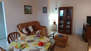 TV - Vendée House with Garden - Pets Allowed (Notre-Dame-de-Monts)