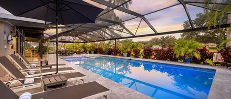 Alberca al aire libre y alberca climatizada