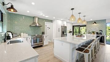 Geladeira, micro-ondas, fogão, cooktop