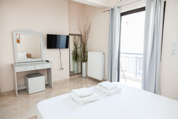 2 bedrooms, iron/ironing board, free WiFi, bed sheets - Great Apartment in Piraeus (Piraeus)